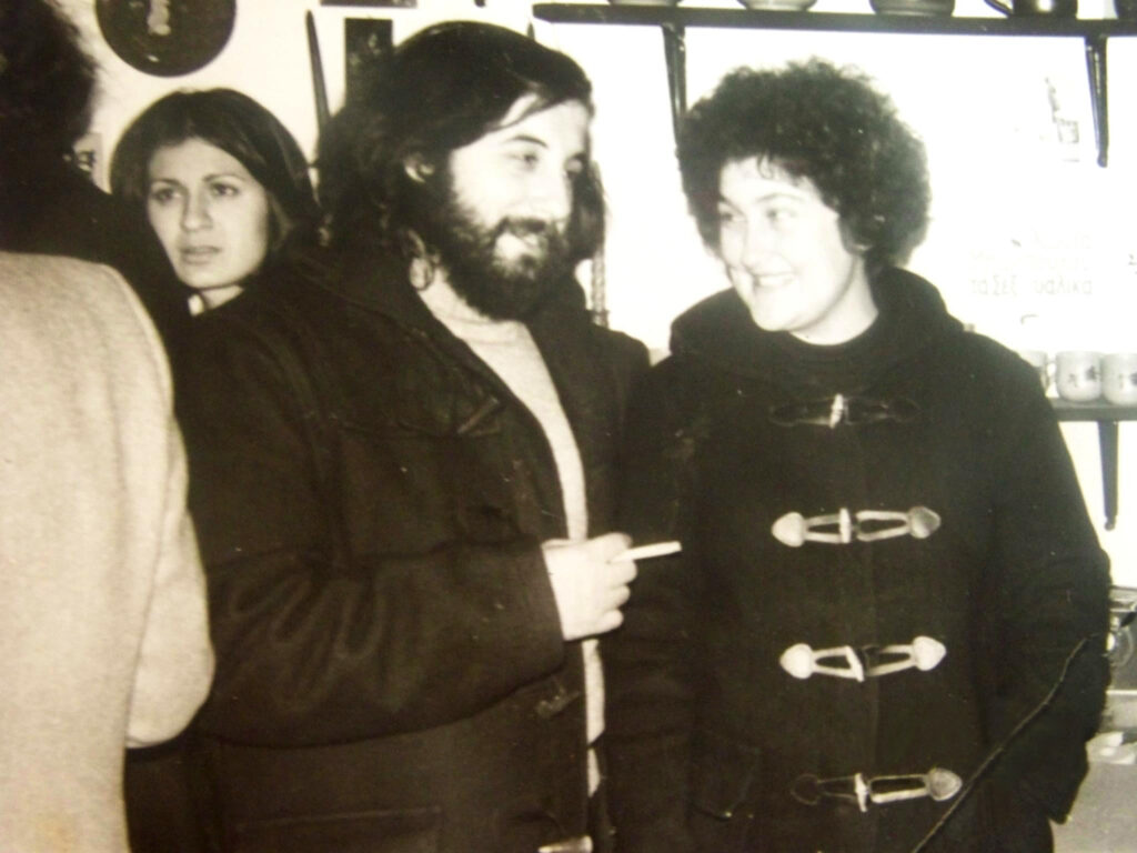 Ο Θάνος Μικρούτσικος και η Μαρία Δημητριάδη στην παρουσίαση του δίσκου «Πολιτικά τραγούδια», στο βιβλιοπωλείο Χνάρι, 1975.