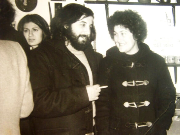 Ο Θάνος Μικρούτσικος και η Μαρία Δημητριάδη στην παρουσίαση του δίσκου «Πολιτικά τραγούδια», στο βιβλιοπωλείο Χνάρι, 1975.